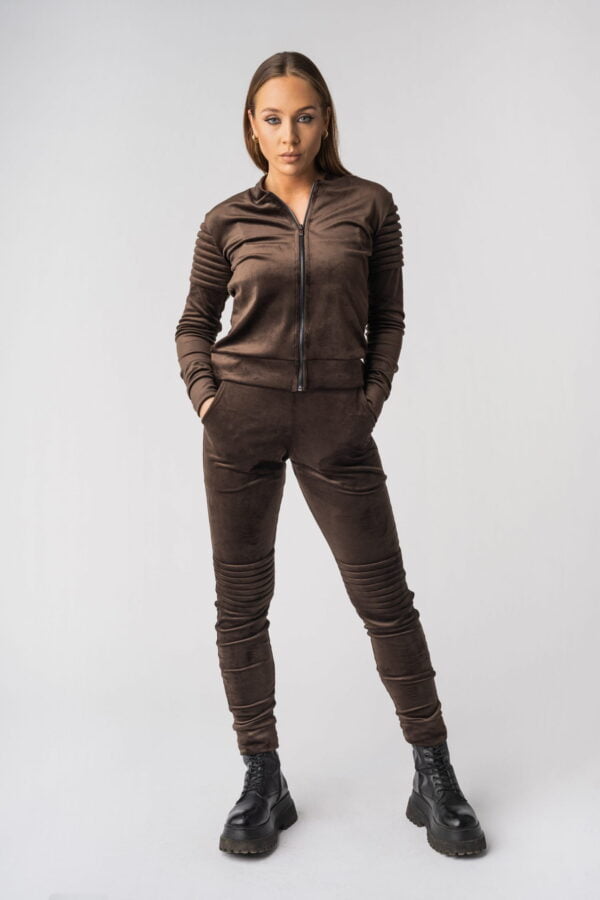 Black velour tracksuit with pleats (and classic collar)