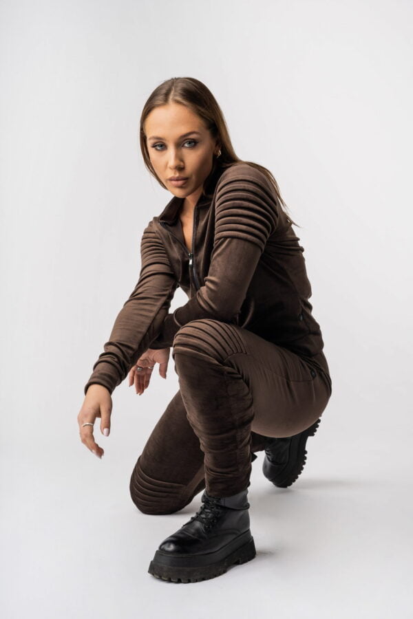 Black velour tracksuit with pleats (and classic collar)