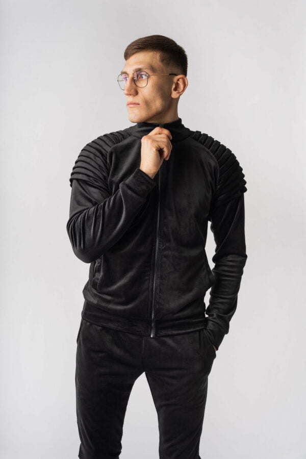 Vyriškas juodas veliūrinis treningas su aukštesne apykakle