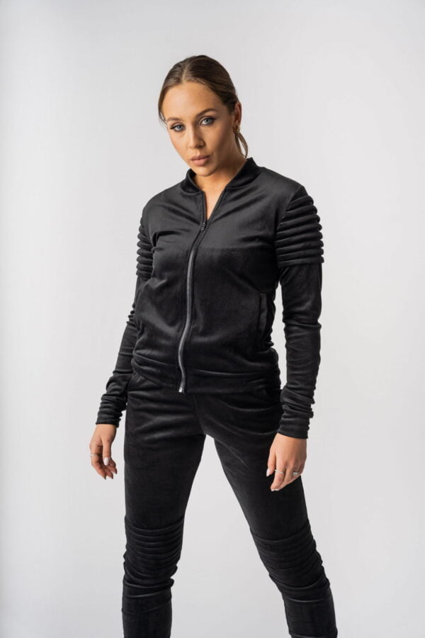 Black velour tracksuit with pleats (and classic collar)