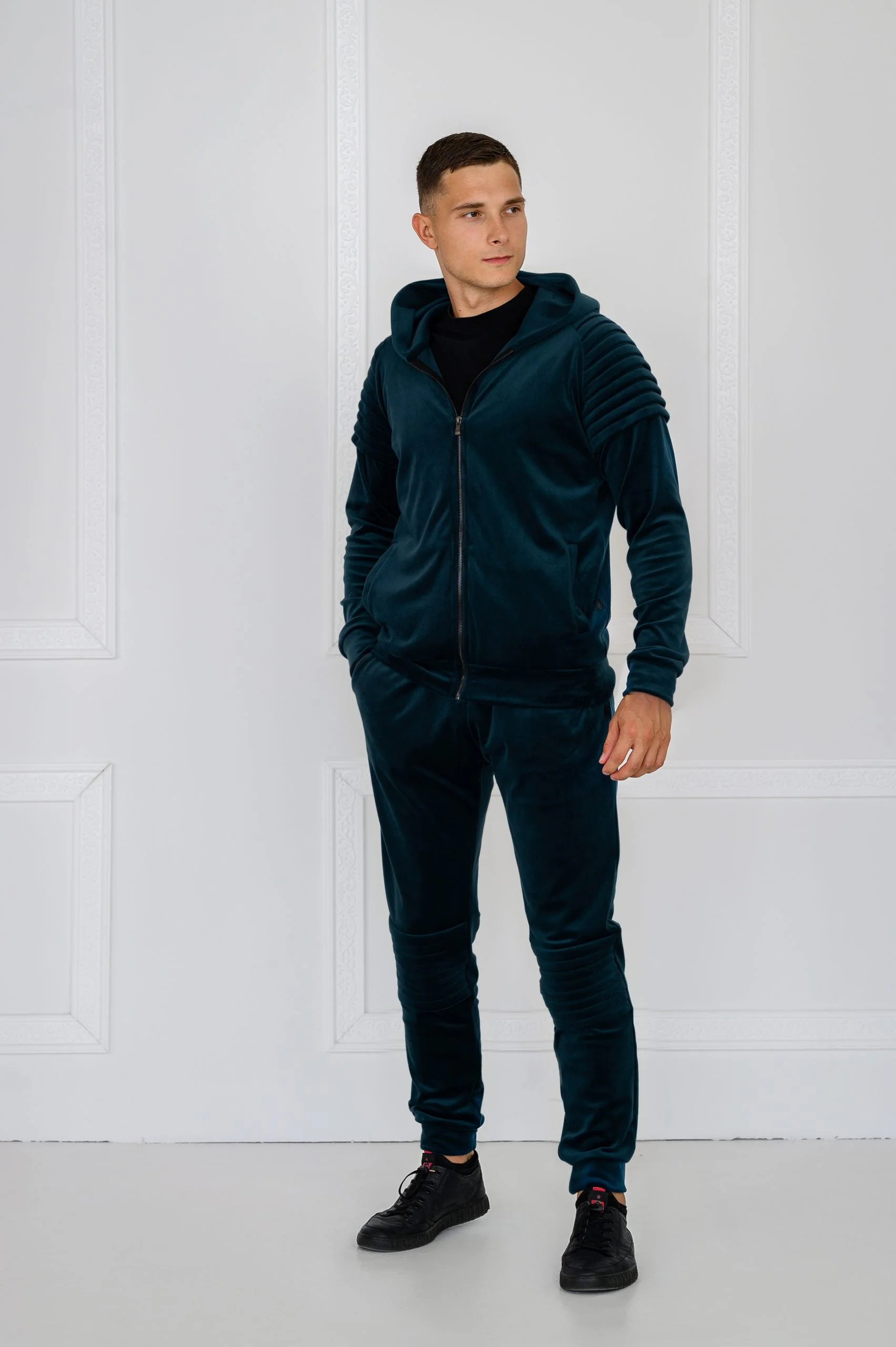 Emerald velour tracksuit with pleats (and a hood) - Image 2