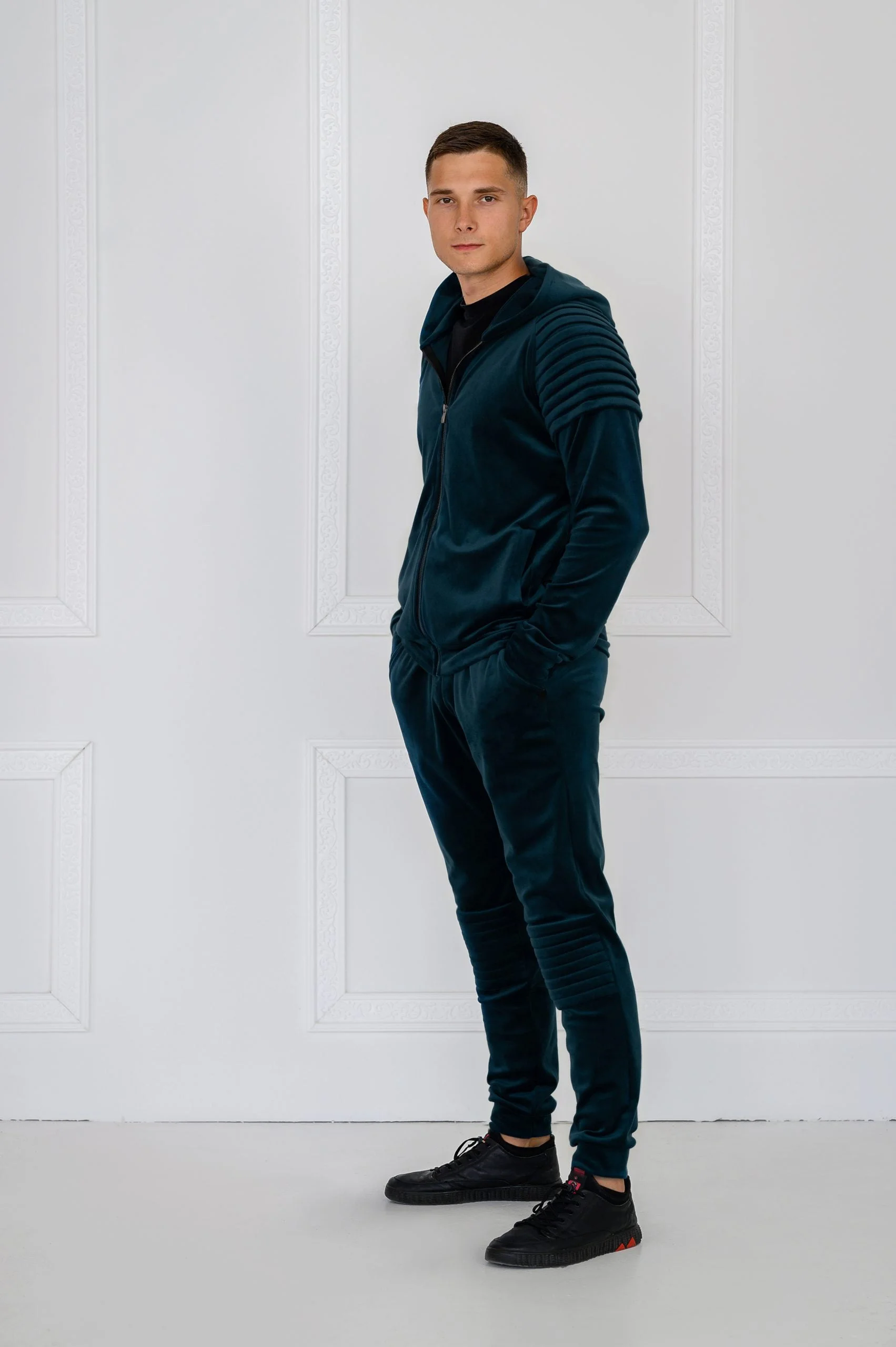 Emerald velour tracksuit with pleats (and a hood) - Image 3