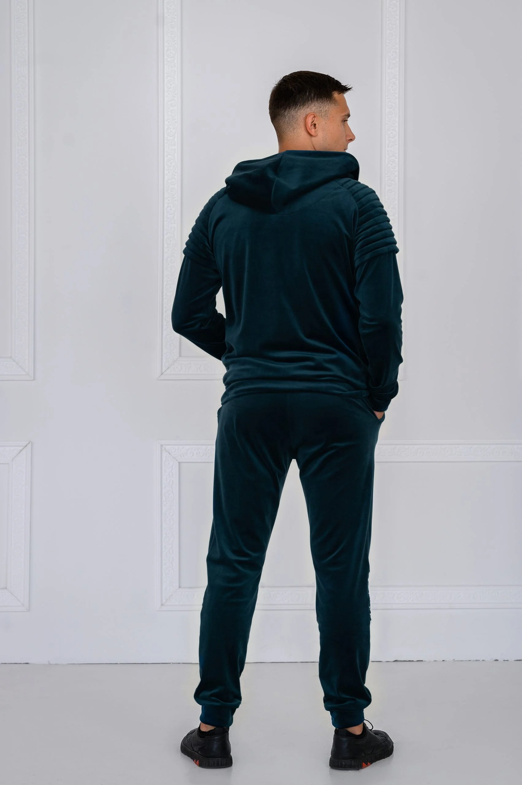 Emerald velour tracksuit with pleats (and a hood) - Image 4