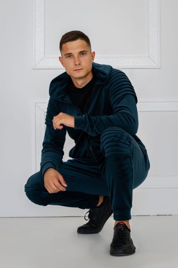 Smaragdinis veliūrinis kostiumėlis su klostėmis